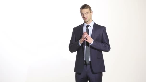 Linguaggio del corpo. uomo in giacca e cravatta isolato su sfondo bianco. gesto di fiducia. eccellenza. posizione della mano della guglia — Video Stock