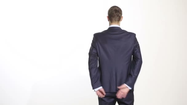 Kroppsspråk. mannen i business passar isolerade vit bakgrund. Utbildning chefer. försäljningsagenter. gest av förtroende. händerna bakom ryggen — Stockvideo