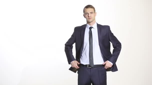 Lenguaje corporal. hombre en traje de negocios aislado fondo blanco. Gerentes de formación. Agentes de ventas. gesto de dominio. Concéntrate en el pulgar. excelencia. manos en los bolsillos — Vídeos de Stock