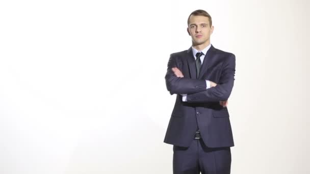 Linguagem corporal. homem em terno de negócios isolado fundo branco. Gerentes de treinamento. agentes de vendas. gesto de braços e mãos. gesto padrão braços cruzados — Vídeo de Stock