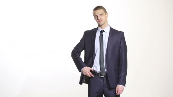 Körpersprache. Mann im Business-Anzug. isolierter weißer Hintergrund. Hand am Gürtel — Stockvideo