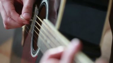 adam siyah gitar çalmaya. arabulucu