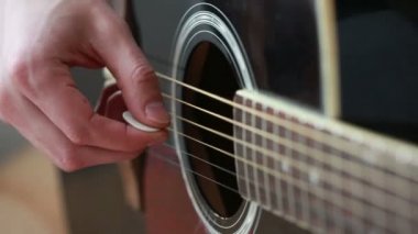 adam siyah gitar çalmaya. arabulucu