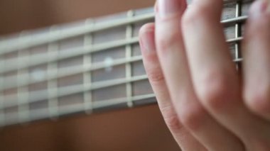 bas gitar çalmaya adam