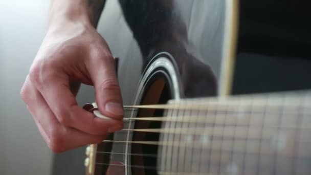 Homem tocando na guitarra preta. mediador — Vídeo de Stock