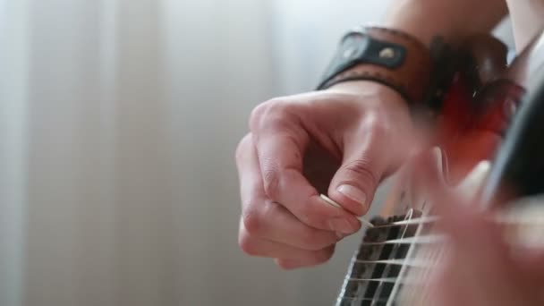 Manos del hombre tocando la guitarra eléctrica . — Vídeo de stock