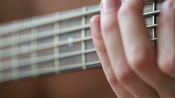 Man basgitaar spelen — Stockvideo