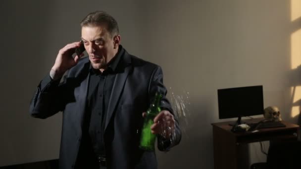 Трезвый злой мужчина разговаривает по телефону. пьяный бизнесмен — стоковое видео