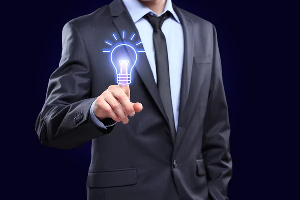 Business, concetto di tecnologia - uomo d'affari premendo il pulsante con lampadina su schermi virtuali — Foto Stock