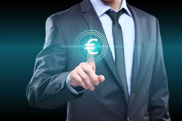 Бізнес, технології, концепція мережі - бізнесмен натискає кнопку євро на віртуальних екранах — стокове фото