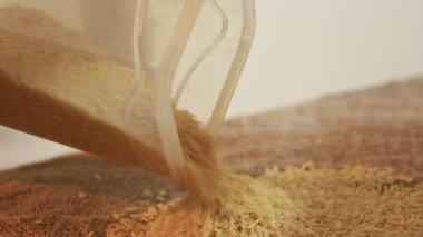 torbaya dökülmesini pirinç tahıl