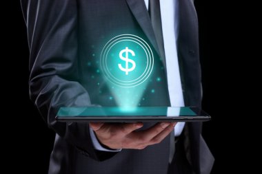 Tablet ile öngörülen bir ekrandaki simge online ticaret dolar tutan işadamı. İş Internet kavramı.