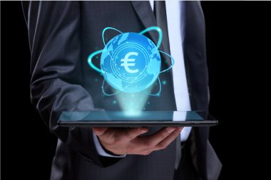 Tablet ile öngörülen bir ekrandaki simge online tutan işadamı Euro trading. İş Internet kavramı.