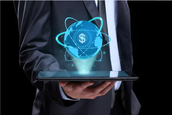 Empresario sosteniendo la tableta con un icono proyectado en la pantalla de comercio en línea dólar. concepto de Internet de negocios . — Foto de Stock