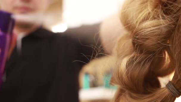 Kuaför yetişkin kadın için kesme yapan — Stok video