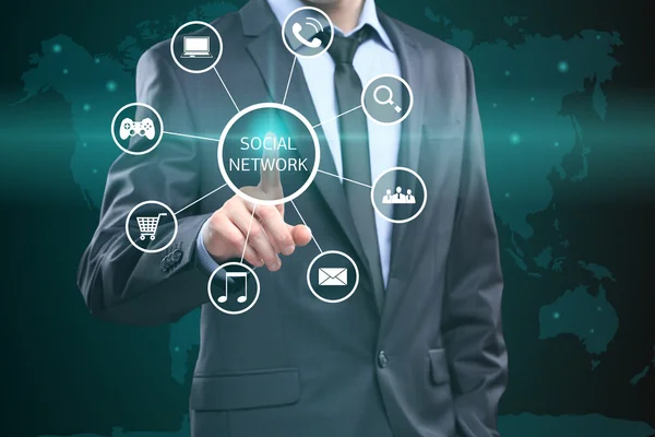 Entreprise, technologie, Internet et concept de réseautage - homme d'affaires appuyant sur le bouton avec réseau social sur les écrans virtuels . — Photo