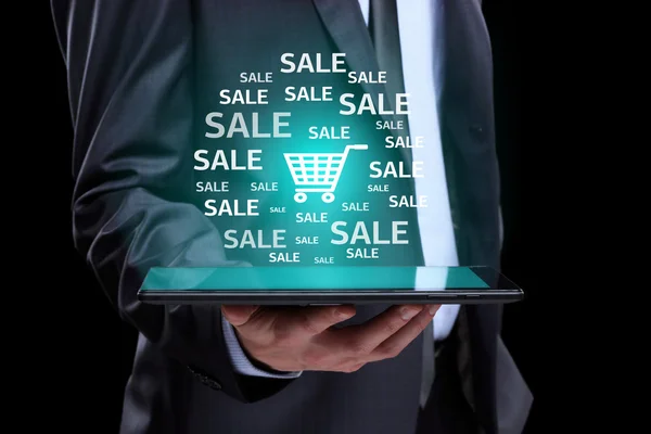 Empresario mano toque iconos de compras en línea en una tableta. venta — Foto de Stock
