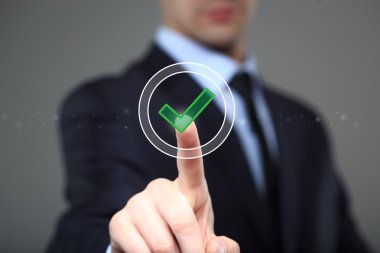 medya ekranında yapım seçim dokunmadan iş adamı. iş, teknoloji ve internet kavramı