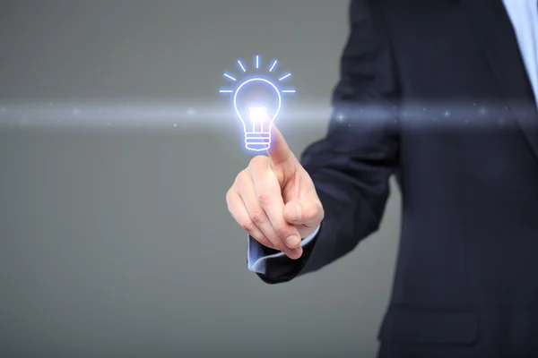 Technologie und Internetkonzept - Geschäftsmann drückt Taste mit Glühbirne auf virtuellen Bildschirmen — Stockfoto