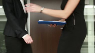 İki iş kadını bir kontratı tartışıyor. ofis etrafında dolaşmak