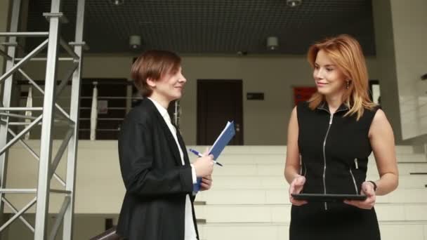 Two businesswomen discussing a contract. go around the office — Stock Video