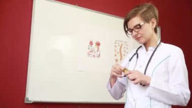 İlaç hapları. Doktor veya hemşire tıbbi hapları gösteren