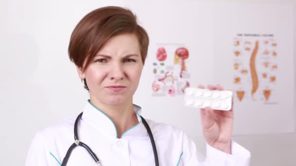 Pastillas medicinales. Médico o enfermero mostrando pastillas médicas — Vídeos de Stock