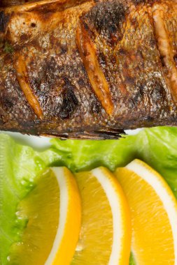 Balık yemek - kızarmış balık ve sebze