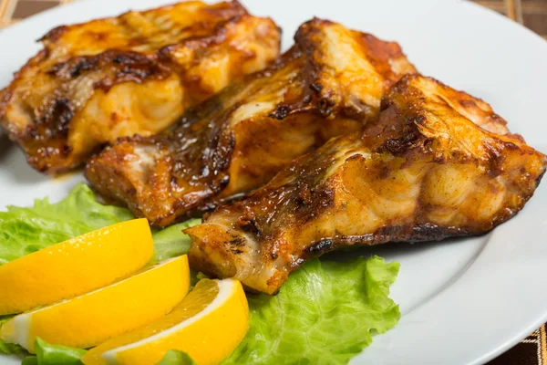 Poisson-chat frit. délicieux poissons gras sur une assiette — Photo