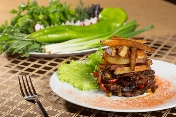 Batatas fritas com carne . — Fotografia de Stock