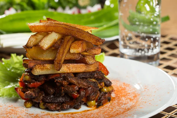 Patatas fritas con carne . — Foto de Stock