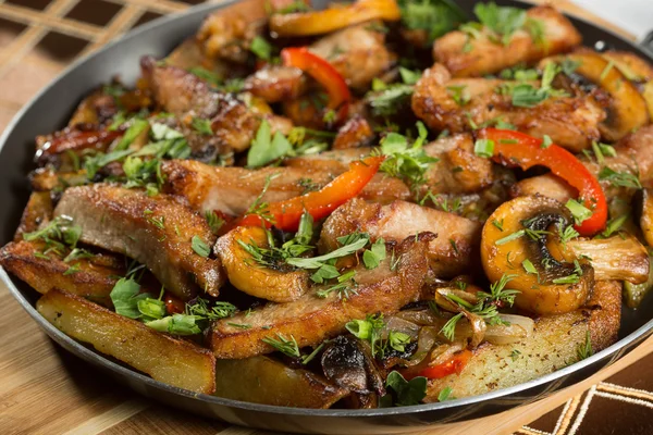 Carne assada em uma panela de ato de fritar . — Fotografia de Stock