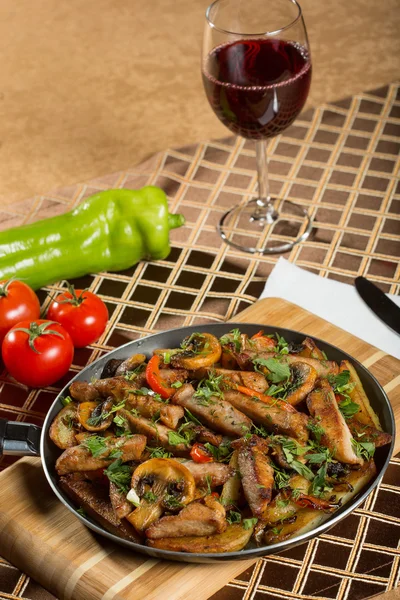 Carne assada em uma panela de ato de fritar . — Fotografia de Stock