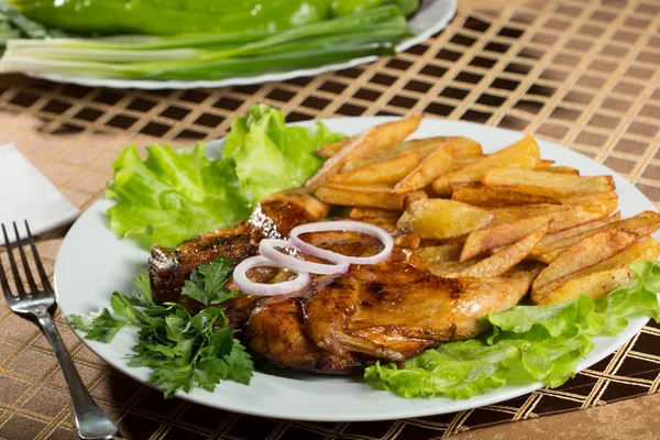 Pollos de tabaco con patatas fritas . — Foto de Stock