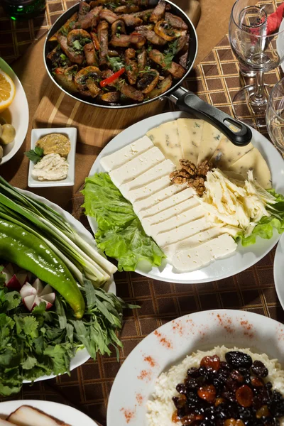 Tisch mit normalem Essen, Steaks und Kartoffeln. — Stockfoto