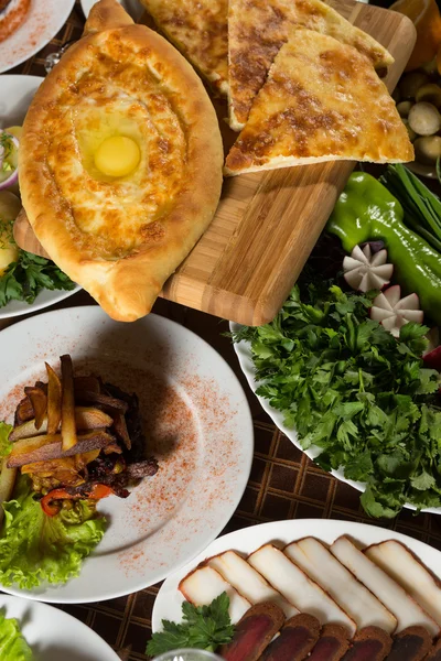 Mesa con comida normal, filetes y patatas . — Foto de Stock