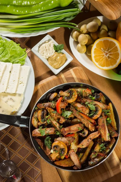 Mesa com comida normal, bifes e batatas . — Fotografia de Stock