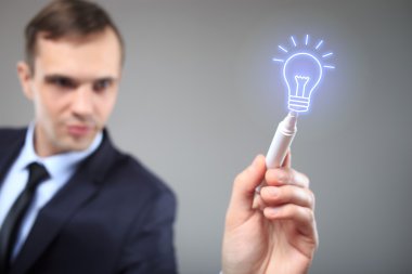 İşadamı yanan lamba çizer.