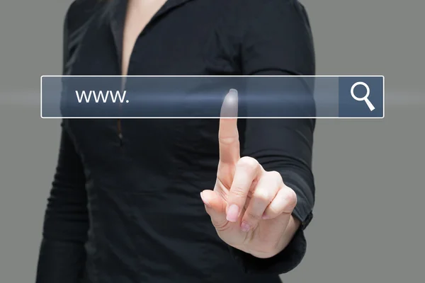 Mujer joven tocando la barra de direcciones del navegador web con signo www — Foto de Stock