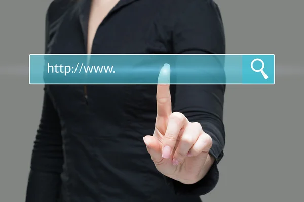 Mujer joven tocando la barra de direcciones del navegador web con signo www — Foto de Stock