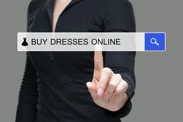 Chica hace clic en las pantallas virtuales - comprar vestido en línea — Foto de Stock