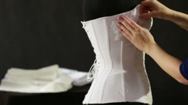 Korse bağlama imalat bitki iç çamaşırı. İç çamaşırı, dantel korse terzi bağlama imalatı. Beyaz korse
