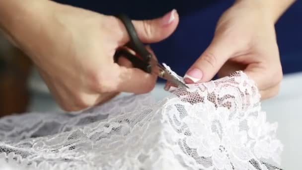 Tissu blanc coupé à la main avec des ciseaux de couturière coupant un tissu — Video