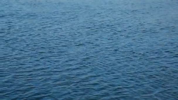 vapeur au-dessus de la rivière gelée en hiver 