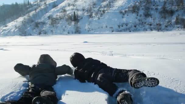 Beau couple d'adultes jouant dans la neige . — Video