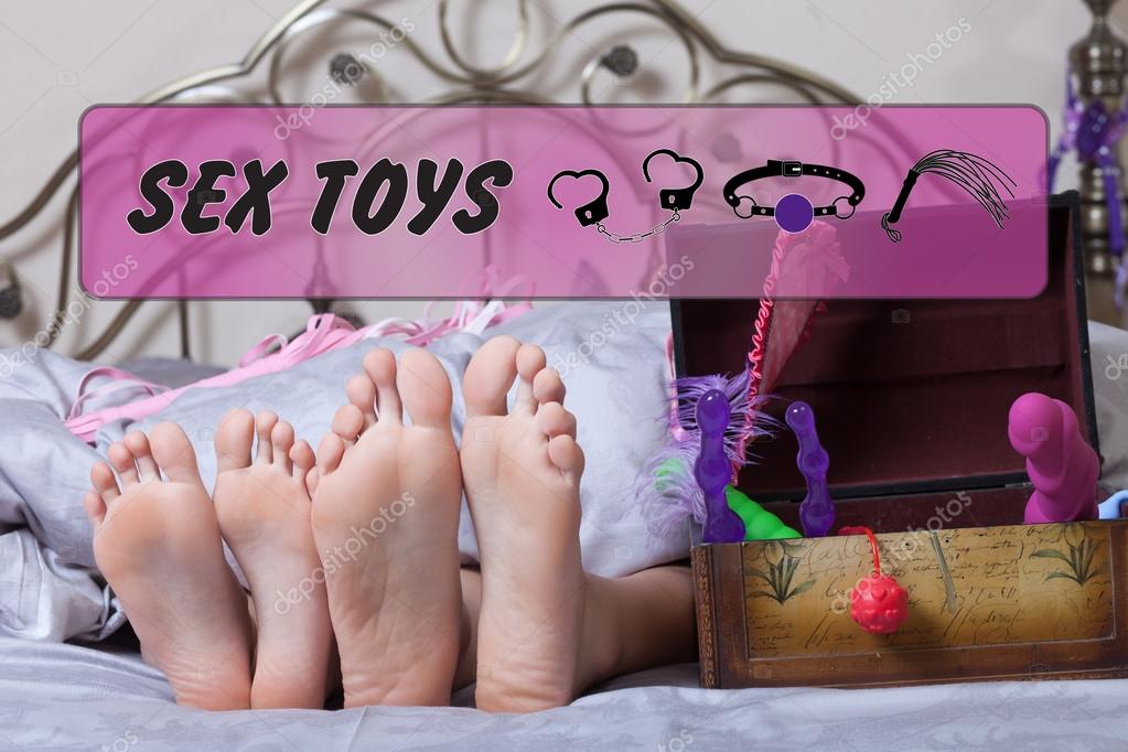 Девчонки на деле изучают секс-игрушки