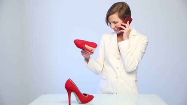 Kadın Ayakkabı seçer. telefon görüşmeleri. — Stok video