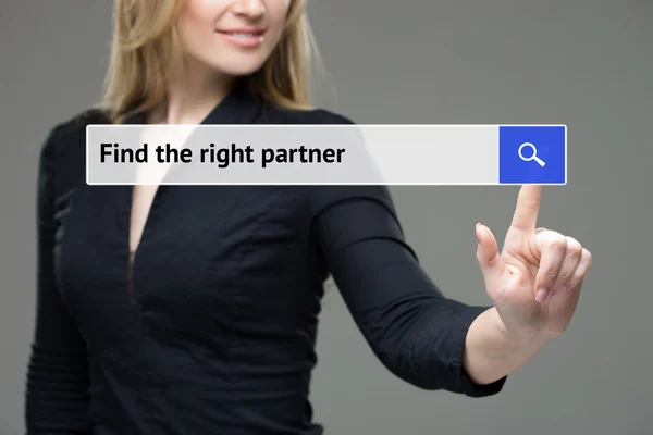 Vrouw persen knop - vind de juiste partner. — Stockfoto