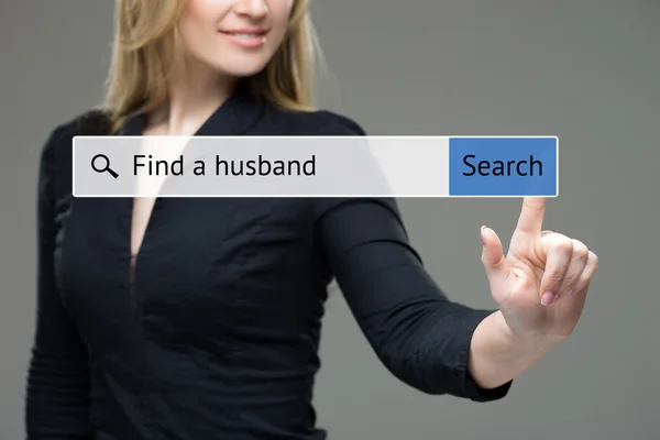 女人压力机按钮在浏览器中-找到一个丈夫。技术和互联网的概念. — 图库照片