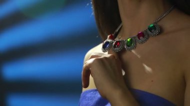 Boynundaki kolye. Yakut ve zümrüt